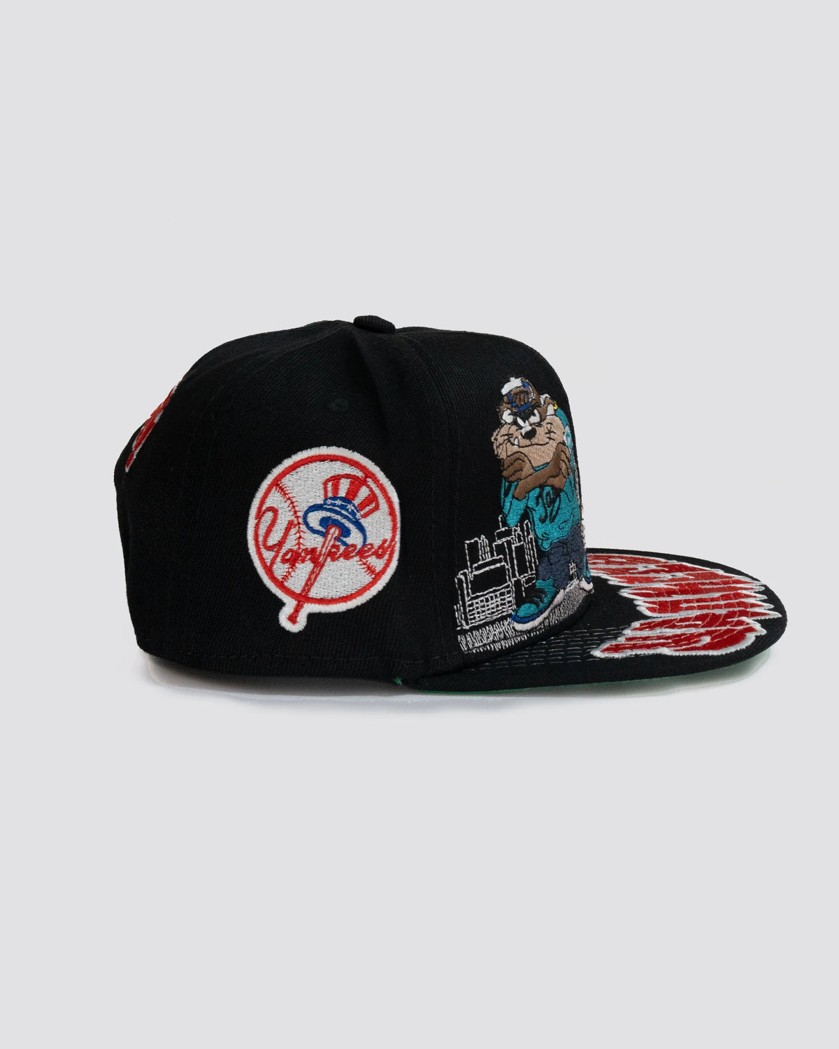 Gorra TAZ Y BUGS YANKEES NEGRA lado