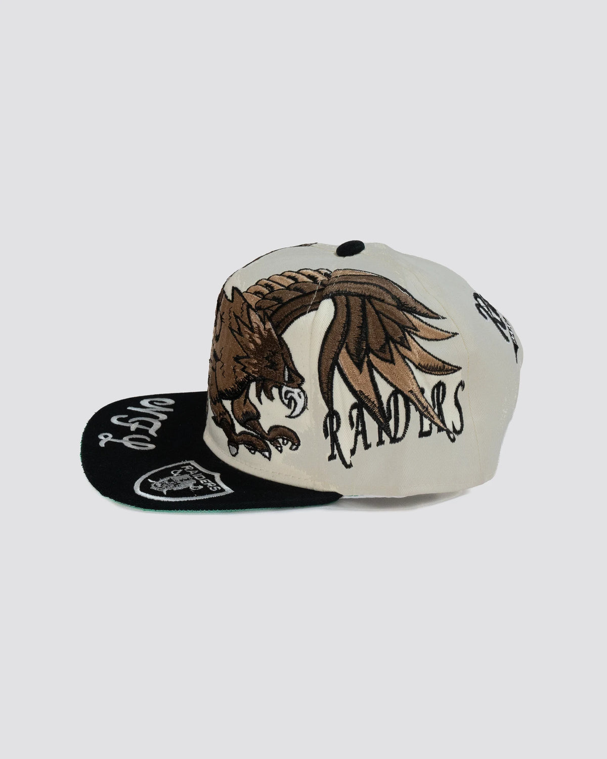 Gorra HALCON DE LOS RAIDERS BLANCA lado derecho