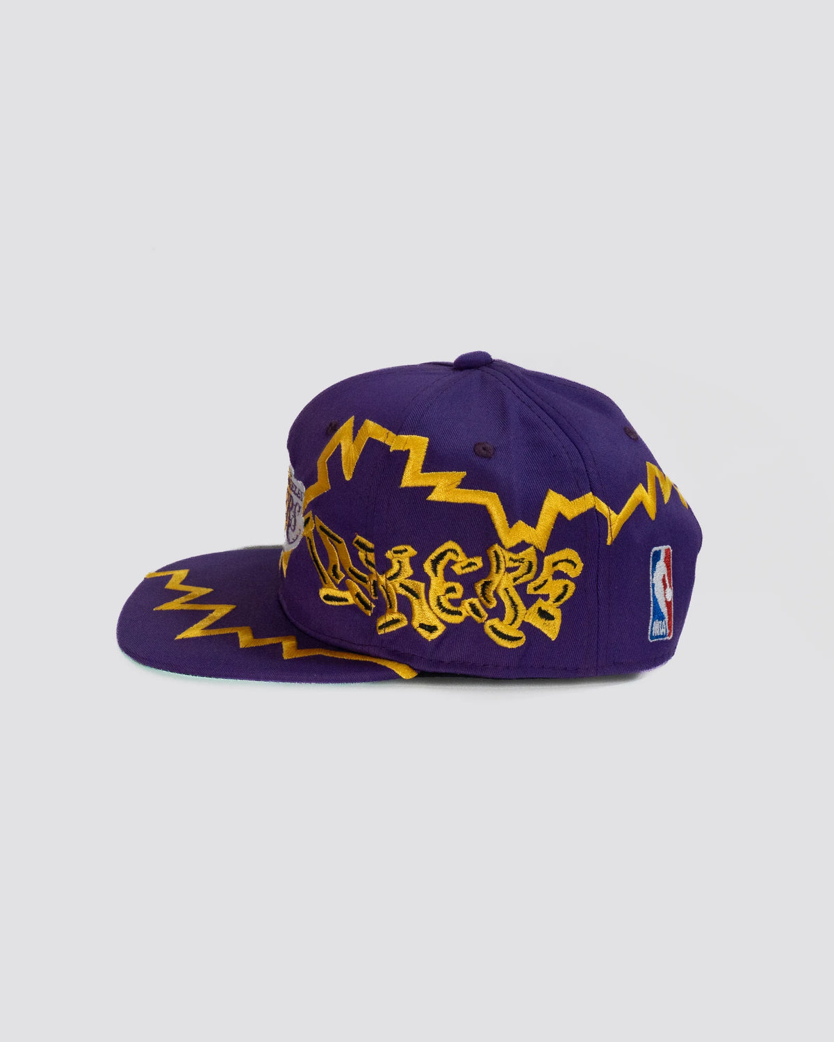 Gorra DESTELLO LAEKERS MORADA lado derecho