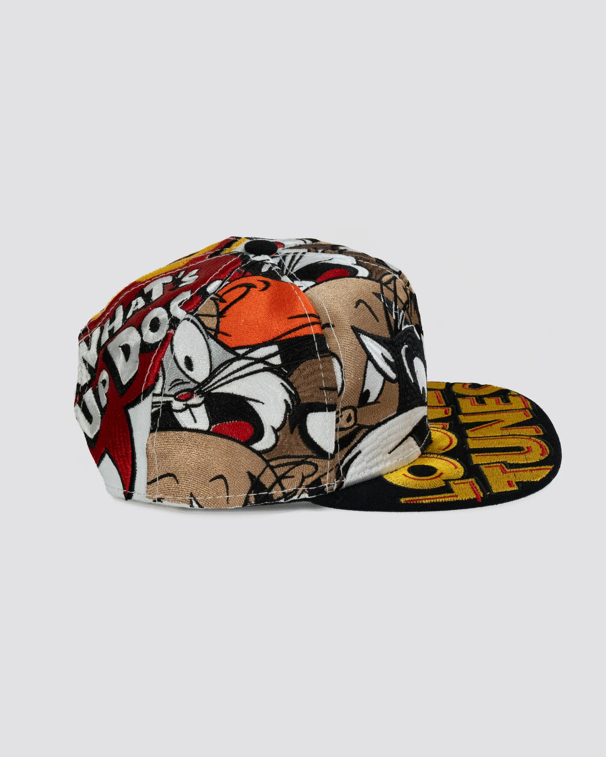 Gorra looney tunes WHATS UP DOC lado