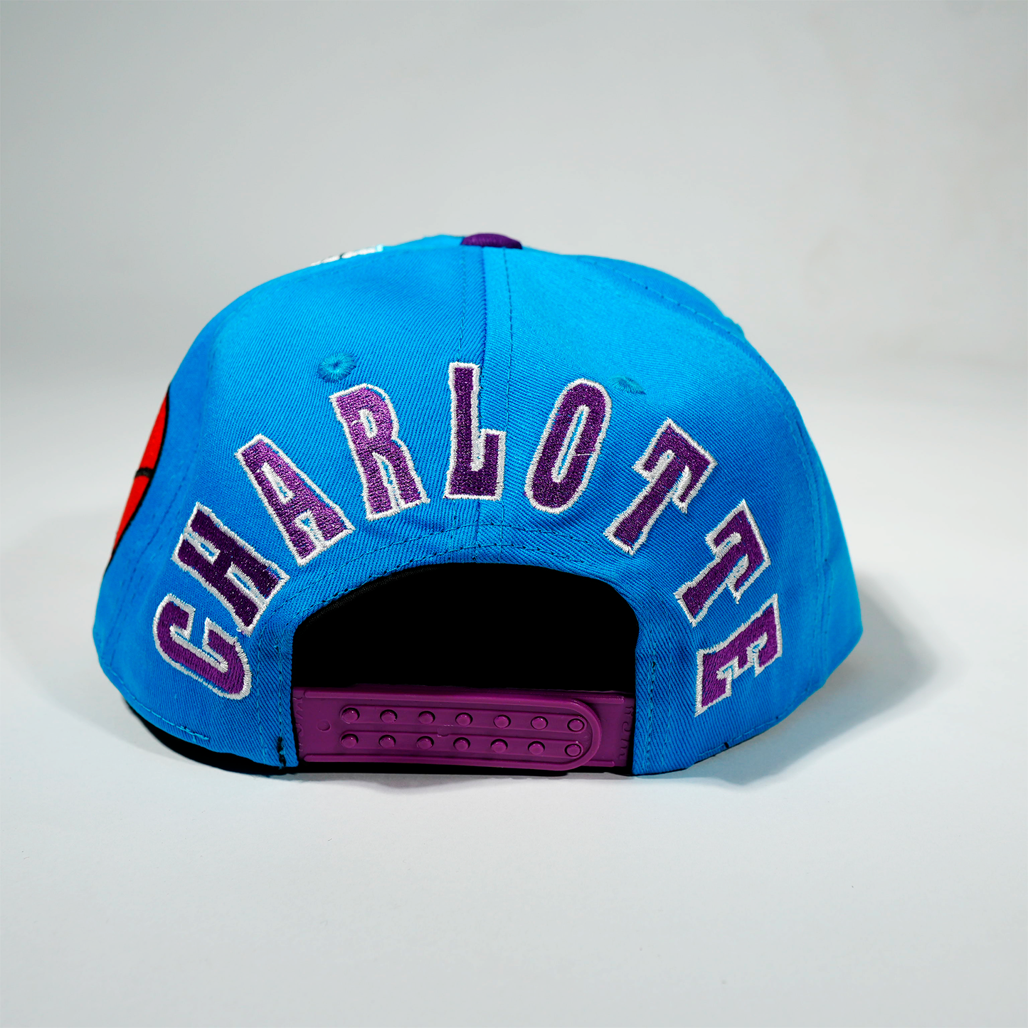 Gorra Logo Hornets plana  azul y morada