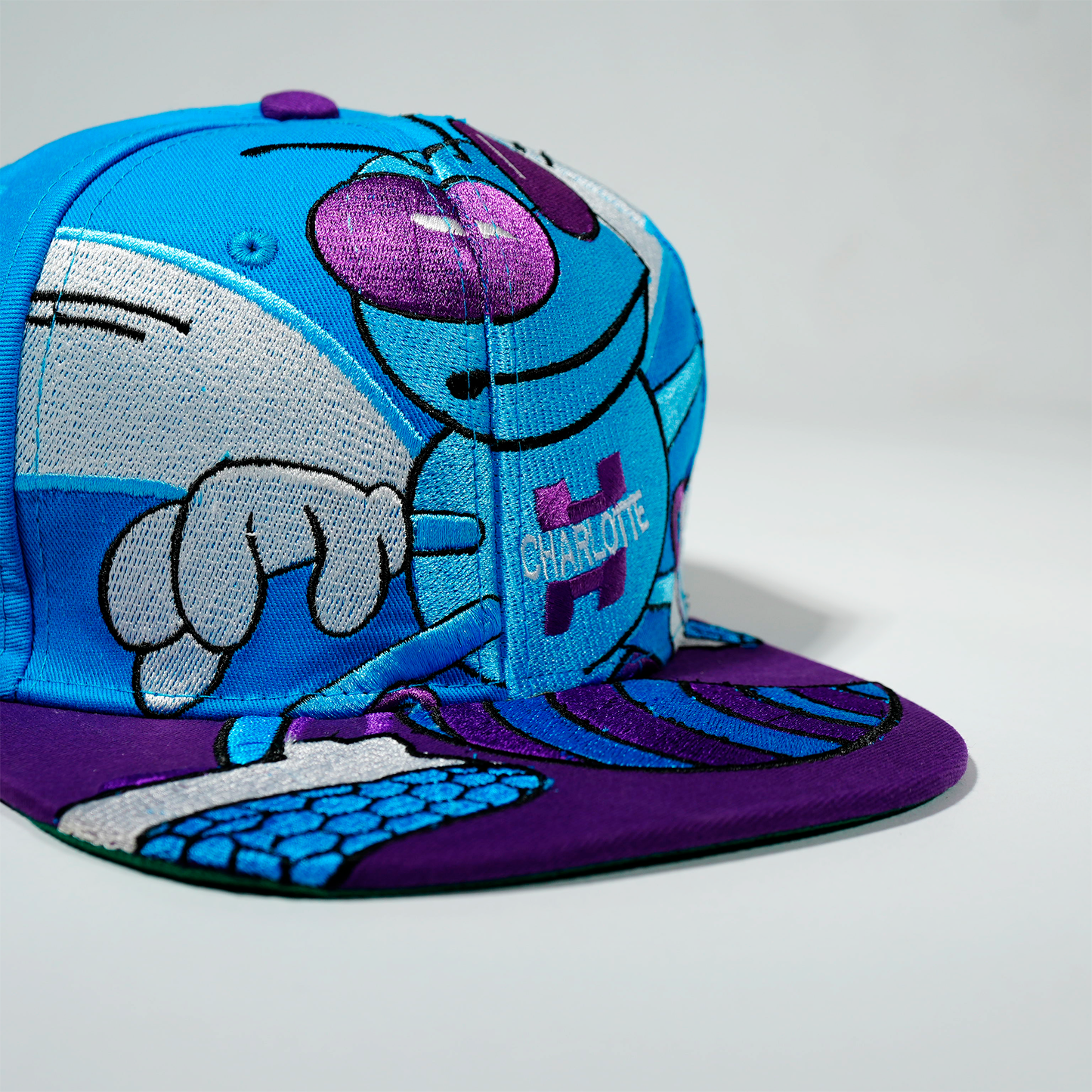 Gorra Logo Hornets plana  azul y morada