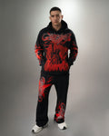 Hombre con el conjunto Liberty negro completo, buzo y pantalón con la Estatua de la Libertad estampada en rojo