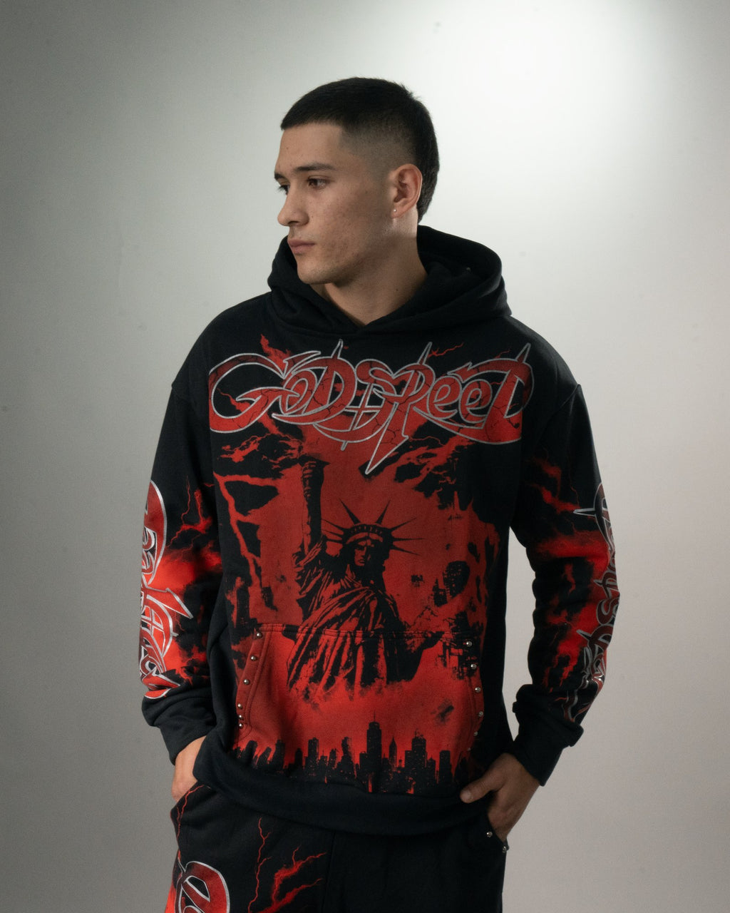 Detalle del buzo negro del conjunto Liberty con el lettering y la Estatua de la Libertad en rojo