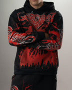 Estampado rojo del buzo negro del conjunto Liberty visto de cerca, con el skyline de la ciudad