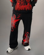 Pantalón negro del conjunto Liberty con el estampado rojo en la pierna