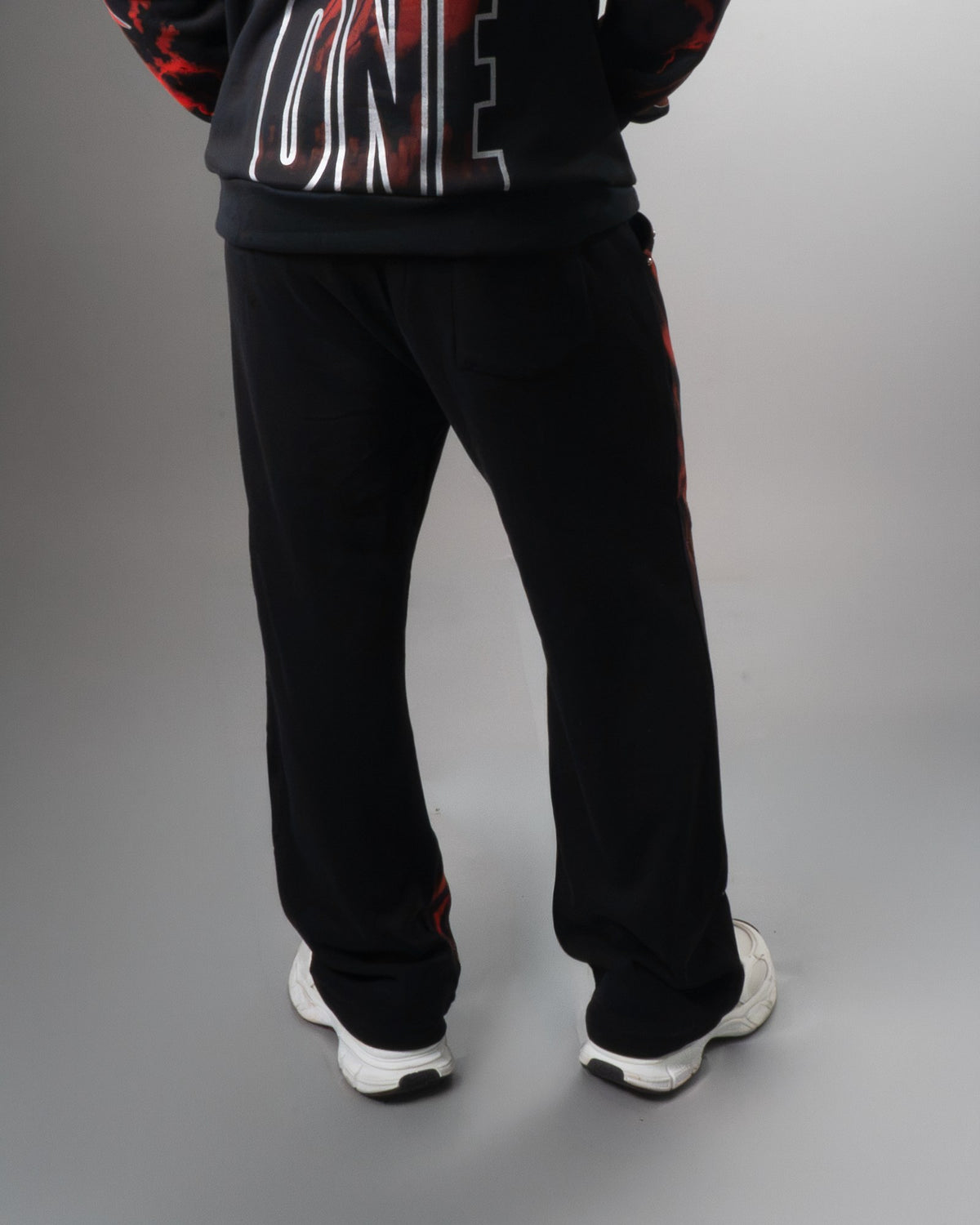 Parte de atrás del conjunto Liberty negro, buzo y pantalón