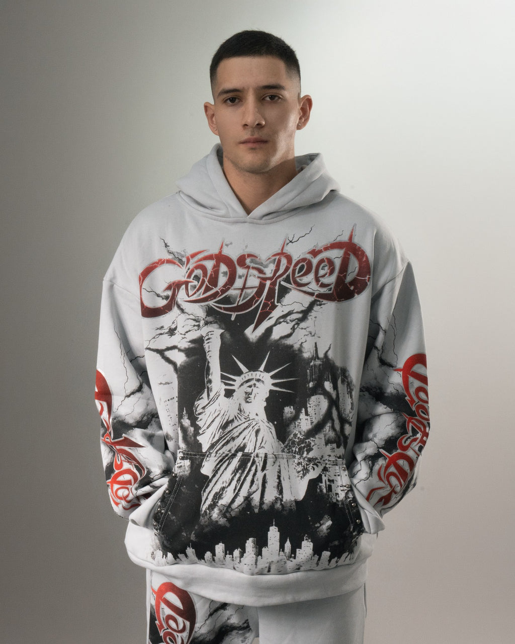 Detalle del buzo gris del conjunto Liberty con el lettering rojo y la Estatua de la Libertad en negro