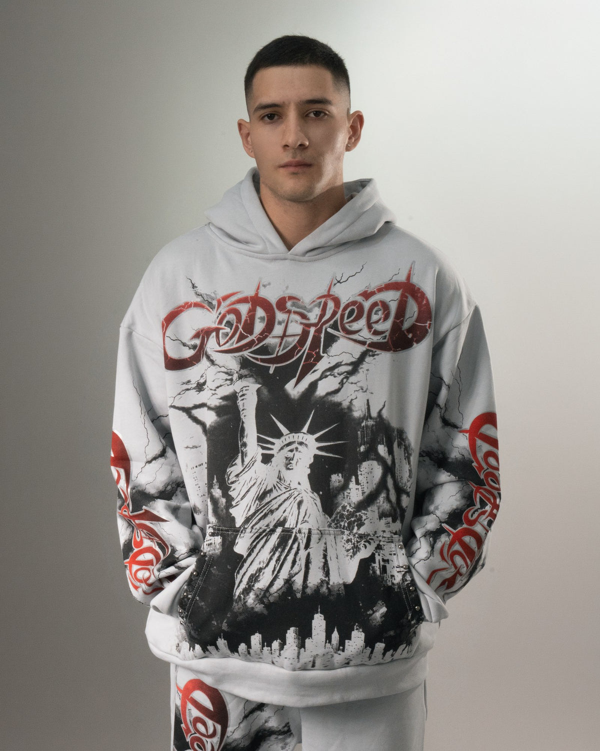 Detalle del buzo gris del conjunto Liberty con el lettering rojo y la Estatua de la Libertad en negro