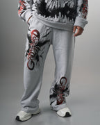 Pantalón gris del conjunto Liberty con el estampado en negro y rojo