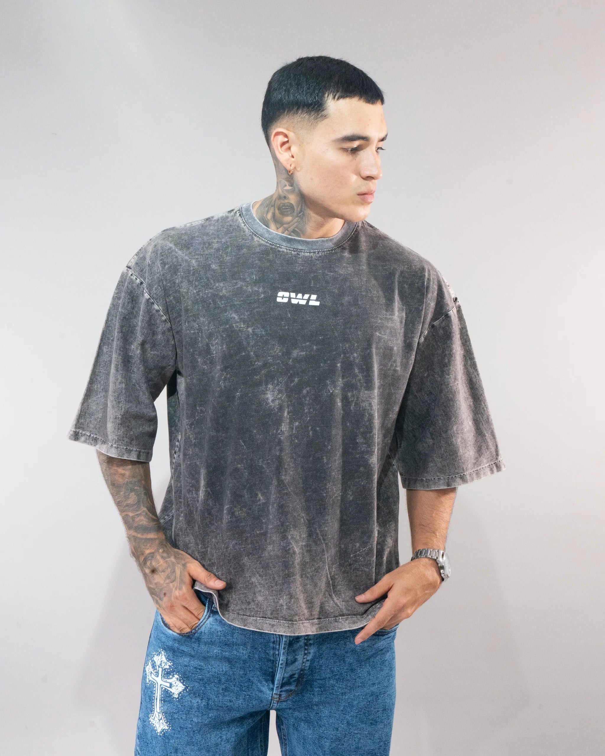 CAMISETA OWL ESSENTIAL NEGRO ACID WASH - horma oversize