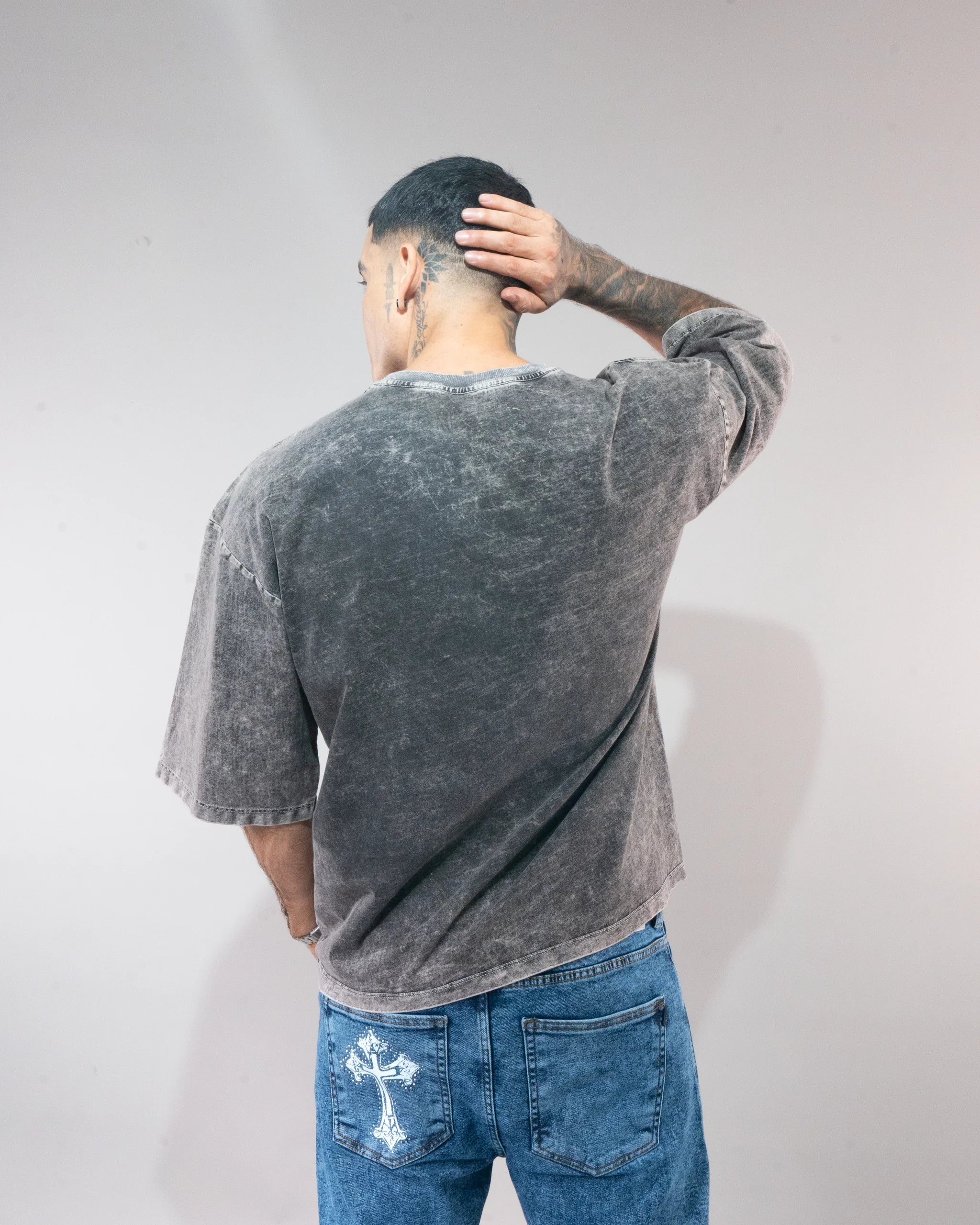 CAMISETA OWL ESSENTIAL NEGRO ACID WASH - horma oversize espalda